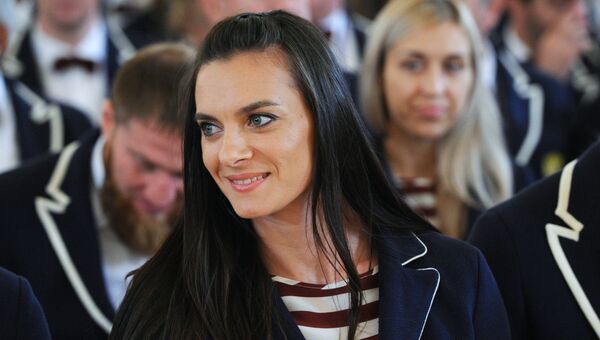 Двукратная олимпийская чемпионка Елена Исинбаева в Александровском зале Кремля. 27 июля 2016 Двукратная олимпийская чемпионка Елена Исинбаева в Александровском зале Кремля. 27 июля 2016