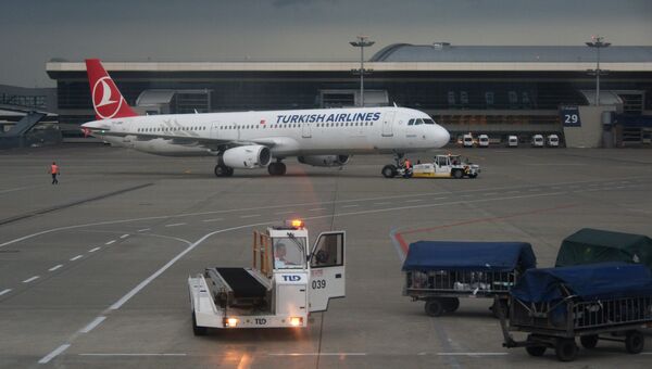 Самолет авиакомпании Turkish Airlines в аэропорту Внуково в Москве. Архивное фото Самолет авиакомпании Turkish Airlines в аэропорту Внуково в Москве. Архивное фото