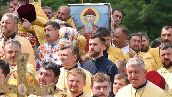 Участники крестного хода Украинской православной церкви в Киеве во время молебна. 28 июля 2016 Участники крестного хода Украинской православной церкви в Киеве во время молебна. 28 июля 2016