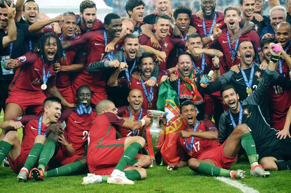 Игроки сборной Португалии на церемонии награждения чемпионата Европы по футболу - 2016 после финального матча между сборными командами Португалии и Франции Игроки сборной Португалии на церемонии награждения чемпионата Европы по футболу - 2016 после финального матча между сборными командами Португалии и Франции