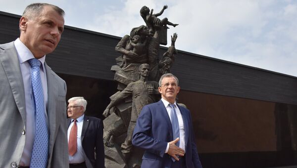 Глава делегации французских парламентариев Тьерри Мариани и председатель Госсовета Крыма Владимир Константинов во время посещения мемориального комплекса Красный Глава делегации французских парламентариев Тьерри Мариани и председатель Госсовета Крыма Владимир Константинов во время посещения мемориального комплекса Красный