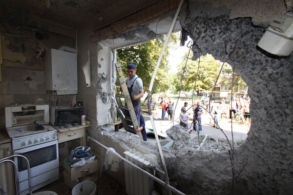 Одна из разрушенных квартир в пятиэтажном доме, в Ясиноватой в Донбассе, пострадавшем в результате обстрела города со стороны украинских силовиков Одна из разрушенных квартир в пятиэтажном доме, в Ясиноватой в Донбассе, пострадавшем в результате обстрела города со стороны украинских силовиков