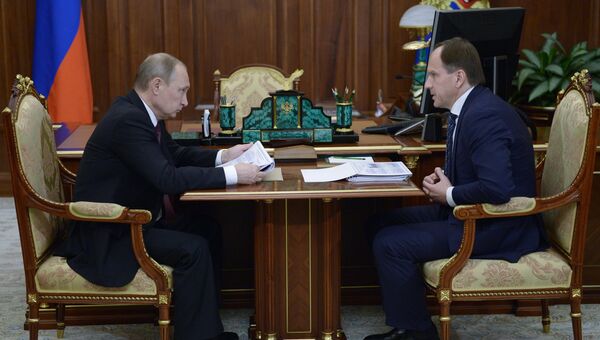 Президент России Владимир Путин и министр РФ по делам Северного Кавказа Лев Кузнецов во время встречи в Кремле Президент России Владимир Путин и министр РФ по делам Северного Кавказа Лев Кузнецов во время встречи в Кремле