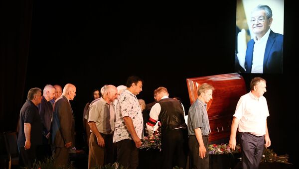 Церемония прощания с писателем Фазилем Искандером в Центральном доме литераторов Церемония прощания с писателем Фазилем Искандером в Центральном доме литераторов