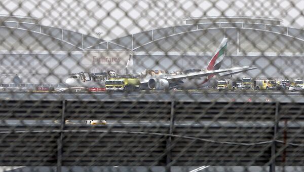 Самолет Boeing 777 авиакомпании Emirates после аварийной посадки в аэропорту Дубая. 3 августа 2016 Самолет Boeing 777 авиакомпании Emirates после аварийной посадки в аэропорту Дубая. 3 августа 2016