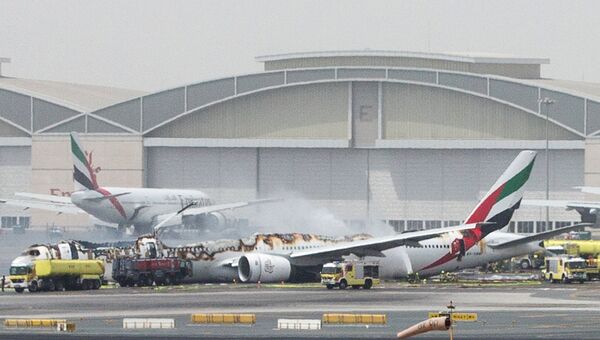 Самолет Boeing 777 авиакомпании Emirates после аварийной посадки в аэропорту Дубая Самолет Boeing 777 авиакомпании Emirates после аварийной посадки в аэропорту Дубая