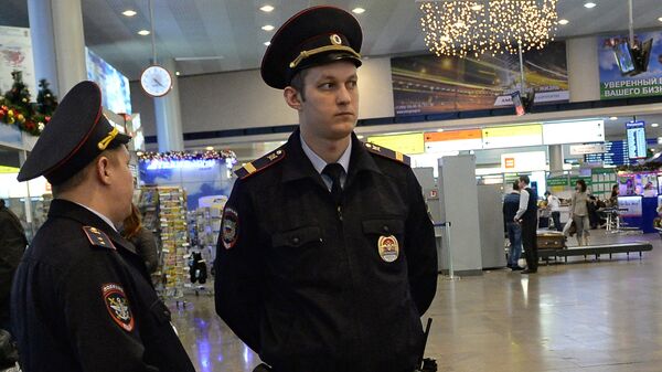 Сотрудники полиции дежурят в аэропорту Шереметьево Сотрудники полиции дежурят в аэропорту Шереметьево
