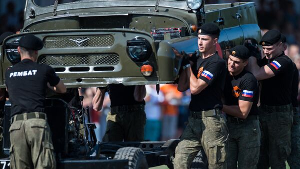 Военнослужащие армии России во время показательных выступлений на международном конкурсе Рембат, проходящем в рамках Армейских международных игр на базе Омского автобронетанкового инженерного института Военнослужащие армии России во время показательных выступлений на международном конкурсе Рембат, проходящем в рамках Армейских международных игр на базе Омского автобронетанкового инженерного института