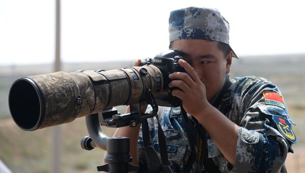 Военнослужащий армии Китая фотографирует во время международного конкурса Ключи от неба Военнослужащий армии Китая фотографирует во время международного конкурса Ключи от неба
