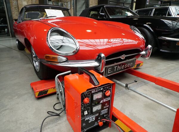 Автомобиль Jaguar E Roadster 4,2 1967 года, представленный на Classic Remise Berlin Автомобиль Jaguar E Roadster 4,2 1967 года, представленный на Classic Remise Berlin