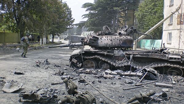 Разбитая боевая техника в городе Цхинвали, подвергшемся нападению грузинских войск. 11 августа 2008 года Разбитая боевая техника в городе Цхинвали, подвергшемся нападению грузинских войск. 11 августа 2008 года