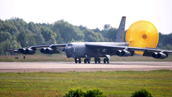 Американский бомбардировщик В-52 приземляется на взлетно-посадочную полосу аэродрома Жуковский для участия в международном авиасалоне МАКС-2011 Американский бомбардировщик В-52 приземляется на взлетно-посадочную полосу аэродрома Жуковский для участия в международном авиасалоне МАКС-2011