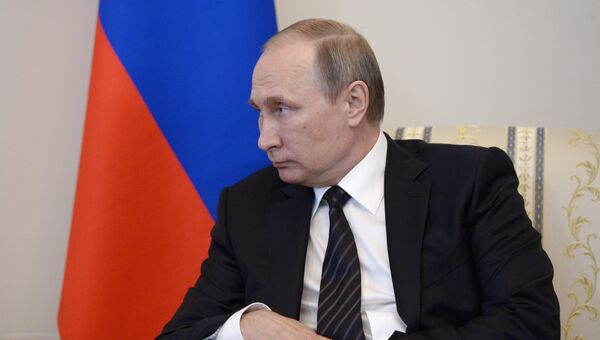 Президент России Владимир Путин во время встречи с президентом Турции Реджепом Тайипом Эрдоганом в Константиновском дворце. 9 августа 2016 Президент России Владимир Путин во время встречи с президентом Турции Реджепом Тайипом Эрдоганом в Константиновском дворце. 9 августа 2016