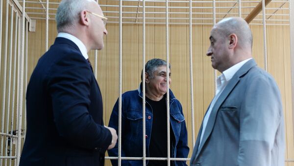 Обвиняемый в организации преступного сообщества Захарий Калашов с адвокатами в Тверском суде Москвы Обвиняемый в организации преступного сообщества Захарий Калашов с адвокатами в Тверском суде Москвы