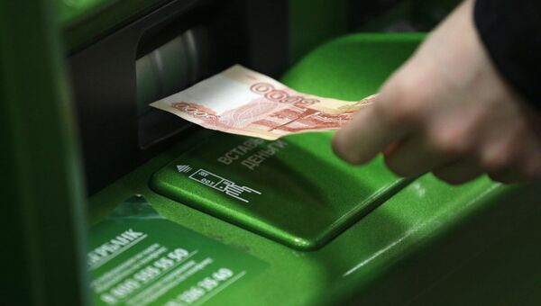 Выдача заработной платы. Архивное фото Выдача заработной платы. Архивное фото