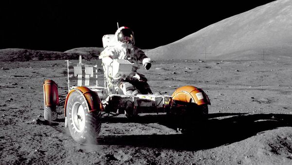 Американский астронавт Юджин Сернан на лунном автомобиле Американский астронавт Юджин Сернан на лунном автомобиле