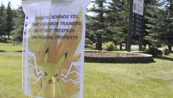 Плакат, предупреждающий о запрете игры в Pokemon Go на территории, находящейся в федеральной собственности. Архивное фото Плакат, предупреждающий о запрете игры в Pokemon Go на территории, находящейся в федеральной собственности. Архивное фото