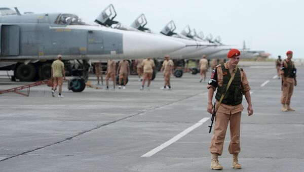 Российские военнослужащие на авиабазе Хмеймим в Сирии. Архивное фото Российские военнослужащие на авиабазе Хмеймим в Сирии. Архивное фото