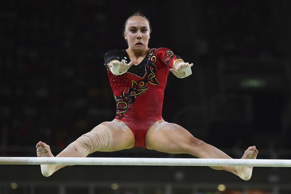 Спортсменка из Германии в отборочном туре по гимнастике на Олимпийских играх в Рио-де-Жанейро Спортсменка из Германии в отборочном туре по гимнастике на Олимпийских играх в Рио-де-Жанейро