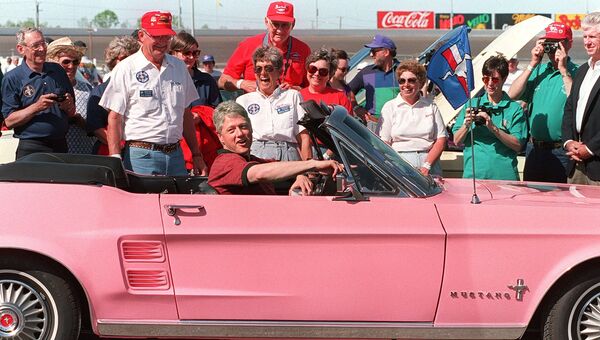 Президент США Билл Клинтон в Ford Mustang Playboy Pink Президент США Билл Клинтон в Ford Mustang Playboy Pink