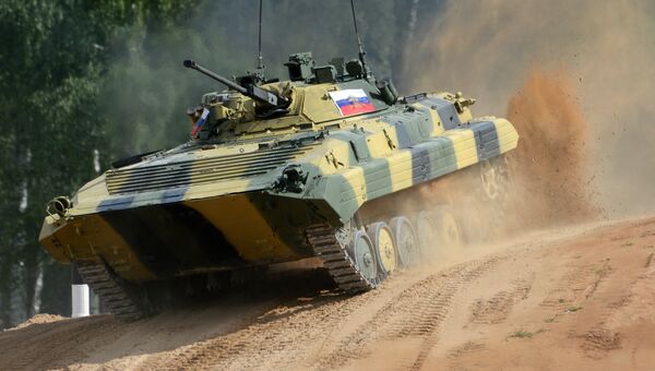 Экипаж БМП-2 армии России во время финальных соревнований конкурса Суворовский натиск на полигоне Алабино в Московской области Экипаж БМП-2 армии России во время финальных соревнований конкурса Суворовский натиск на полигоне Алабино в Московской области