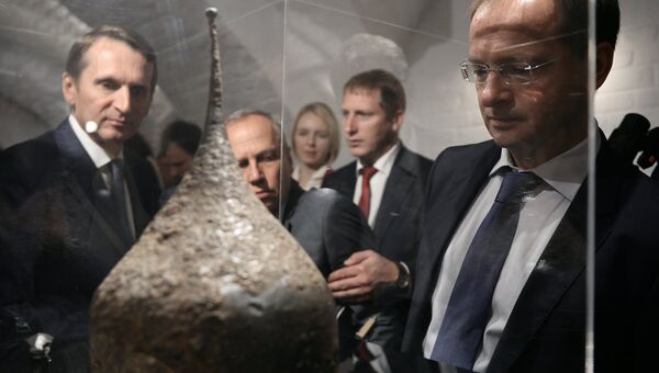 Сергей Нарышкин и Владимир Мединский на торжественной церемонии передачи археологических находок в Звенигородский музей Сергей Нарышкин и Владимир Мединский на торжественной церемонии передачи археологических находок в Звенигородский музей