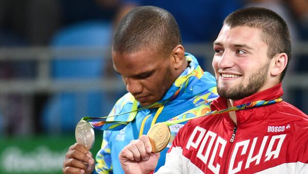 Борцы Давит Чакветадзе (Россия) и Жан Беленюк (Украина) на церемонии награждения XXXI летних Олимпийских игр Борцы Давит Чакветадзе (Россия) и Жан Беленюк (Украина) на церемонии награждения XXXI летних Олимпийских игр