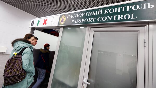 Пассажиры проходят паспортный контроль. Архивное фото Пассажиры проходят паспортный контроль. Архивное фото