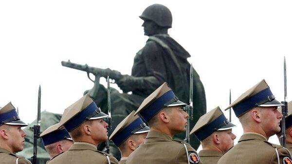 Солдаты вооруженных сил Польши у памятника советским воинам в Варшаве. Архивное фото Солдаты вооруженных сил Польши у памятника советским воинам в Варшаве. Архивное фото