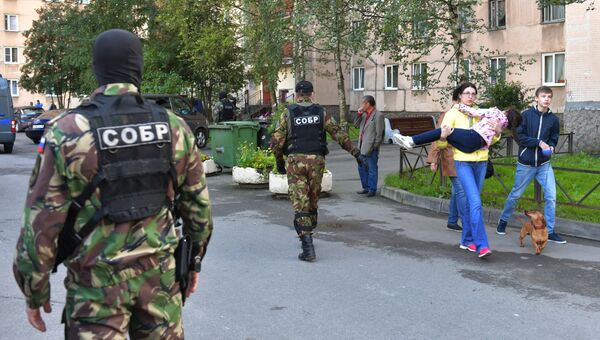 Сотрудники специального отряда быстрого реагирования у одной из многоэтажек Санкт-Петербурга во время спецоперации по задержанию предполагаемых участников бандгрупп Северо-Кавказского региона Сотрудники специального отряда быстрого реагирования у одной из многоэтажек Санкт-Петербурга во время спецоперации по задержанию предполагаемых участников бандгрупп Северо-Кавказского региона
