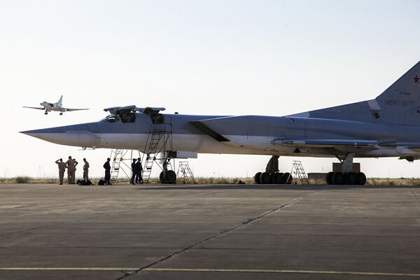 Дальние сверхзвуковые бомбардировщики-ракетоносецы Ту-22 М3 на авиабазе Хамадан в Иране Дальние сверхзвуковые бомбардировщики-ракетоносецы Ту-22 М3 на авиабазе Хамадан в Иране