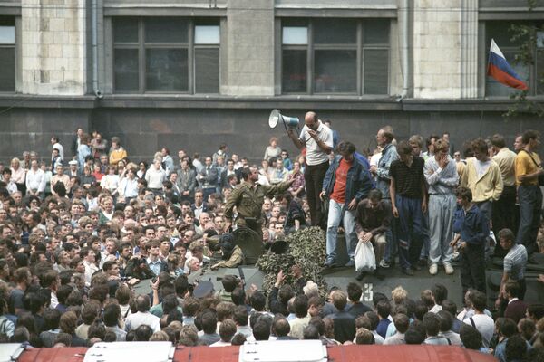 Участники митинга на одной из улиц Москвы 19 августа 1991 года Участники митинга на одной из улиц Москвы 19 августа 1991 года