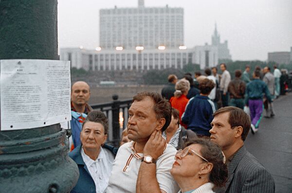 Встревоженные москвичи читают воззвание ГКЧП, расклеенное на улицах города 19 августа 1991 года Встревоженные москвичи читают воззвание ГКЧП, расклеенное на улицах города 19 августа 1991 года