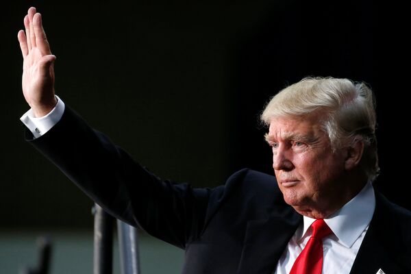 Кандидат в президенты от республиканцев Дональд Трамп выступает на предвыборном митинге в городе Шарлотт, штат Северная Каролина, США. 18 августа 2016 Кандидат в президенты от республиканцев Дональд Трамп выступает на предвыборном митинге в городе Шарлотт, штат Северная Каролина, США. 18 августа 2016
