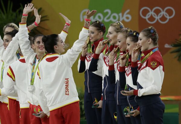 Спортсменки сборной России, завоевавшие золотые медали в групповых соревнованиях по художественной гимнастике на XXXI летних Олимпийских играх Спортсменки сборной России, завоевавшие золотые медали в групповых соревнованиях по художественной гимнастике на XXXI летних Олимпийских играх