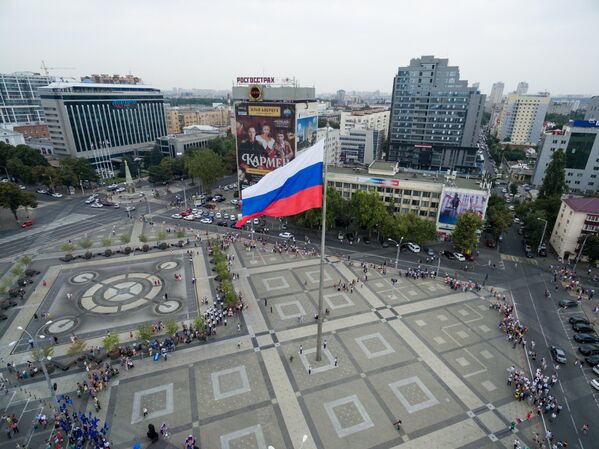 Торжественное поднятие флага России на Театральной площади Краснодара в честь празднования Дня Государственного флага Российской Федерации Торжественное поднятие флага России на Театральной площади Краснодара в честь празднования Дня Государственного флага Российской Федерации