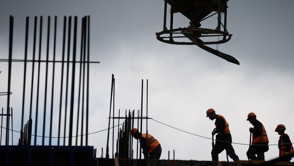 Рабочие на строительстве жилого комплекса в Москве Рабочие на строительстве жилого комплекса в Москве