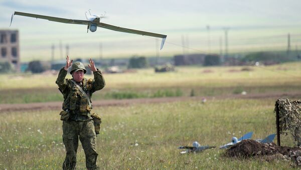 Военнослужащий запускает беспилотный самолет Тахион во время учений. Архивное фото Военнослужащий запускает беспилотный самолет Тахион во время учений. Архивное фото