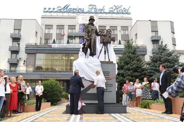 Церемония открытия памятника кинопромышленнику Александру Ханжонкову в Ростове-на-Дону Церемония открытия памятника кинопромышленнику Александру Ханжонкову в Ростове-на-Дону