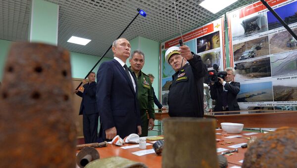 Президент РФ Владимир Путин и министр обороны РФ Сергей Шойгу и командующий Тихоокеанским флотом адмирал Сергей Авакянц во время осмотра экспозиции музея в ходе посещения филиала Нахимовского военно-морского училища во Владивостоке Президент РФ Владимир Путин и министр обороны РФ Сергей Шойгу и командующий Тихоокеанским флотом адмирал Сергей Авакянц во время осмотра экспозиции музея в ходе посещения филиала Нахимовского военно-морского училища во Владивостоке