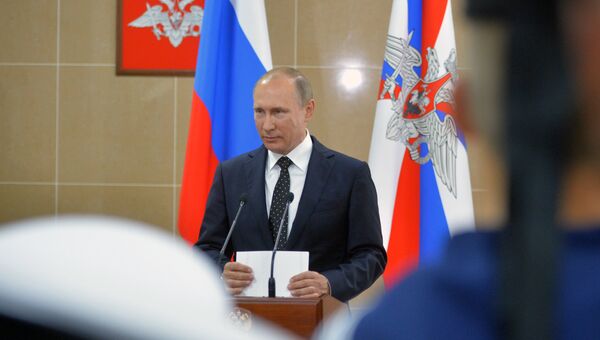 Президент РФ Владимир Путин во время посещения филиала Нахимовского военно-морского училища во Владивостоке. 31 августа 2016 Президент РФ Владимир Путин во время посещения филиала Нахимовского военно-морского училища во Владивостоке. 31 августа 2016