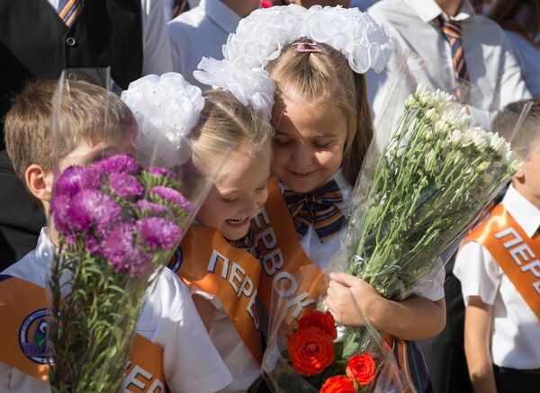 Ученики гимназии № 8 города Сочи во время праздничной линейки, посвященной Дню знаний Ученики гимназии № 8 города Сочи во время праздничной линейки, посвященной Дню знаний