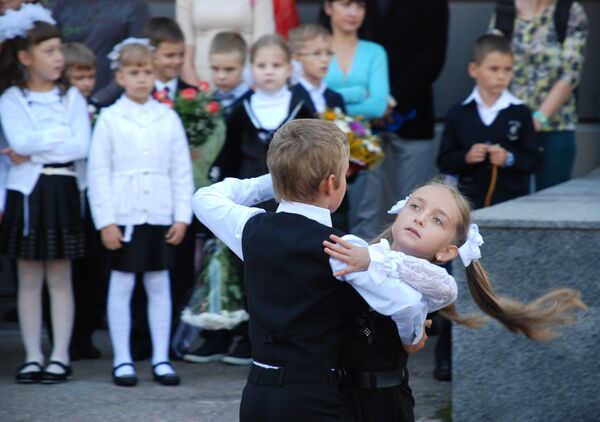 Первоклассники на праздничной линейке в школе № 2 города Донецка в День знаний Первоклассники на праздничной линейке в школе № 2 города Донецка в День знаний