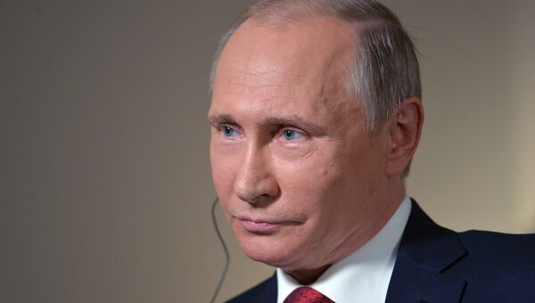 Президент России Владимир Путин во время интервью международному информационному агентству Блумберг на острове Русский во Владивостоке. Президент России Владимир Путин во время интервью международному информационному агентству Блумберг на острове Русский во Владивостоке.