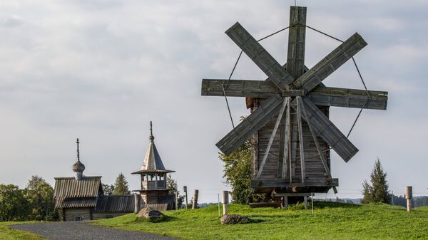 Восьмикрылая ветряная мельница из деревни Волкостров, расположенная на территории государственного историко-архитектурного и этнографического музея-заповедника Кижи на острове Кижи в Карелии Восьмикрылая ветряная мельница из деревни Волкостров, расположенная на территории государственного историко-архитектурного и этнографического музея-заповедника Кижи на острове Кижи в Карелии