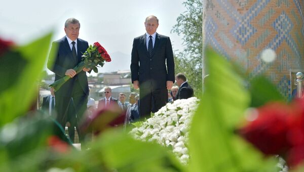 Президент РФ Владимир Путин (справа) с премьер-министром республики Шавкатом Мирзиёевым на церемонии возложения цветов к могиле первого президента Узбекистана Ислама Каримова на историческом кладбище Шахи-Зинда в Самарканде. 6 сентября 2016 Президент РФ Владимир Путин (справа) с премьер-министром республики Шавкатом Мирзиёевым на церемонии возложения цветов к могиле первого президента Узбекистана Ислама Каримова на историческом кладбище Шахи-Зинда в Самарканде. 6 сентября 2016