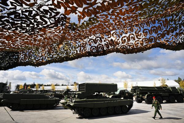 Тяжелая огнеметная система ТОС-1А в открытой экспозиции на Международном военно-техническом форуме АРМИЯ-2016 Тяжелая огнеметная система ТОС-1А в открытой экспозиции на Международном военно-техническом форуме АРМИЯ-2016