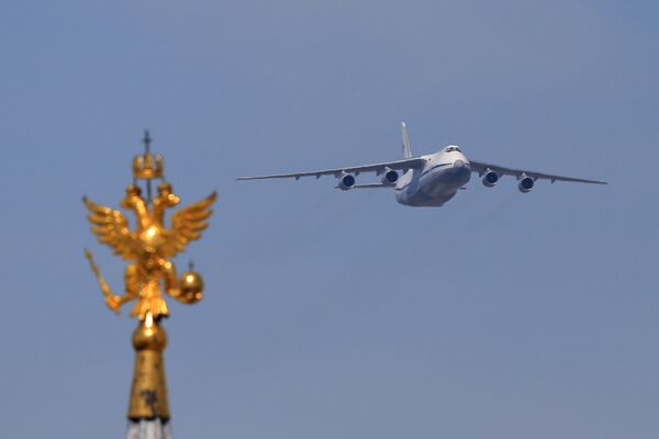 Тяжёлый дальний транспортный самолёт АН-124-100 Руслан во время военного парада в ознаменование 70-летия Победы в Великой Отечественной войне 1941-1945 годов Тяжёлый дальний транспортный самолёт АН-124-100 Руслан во время военного парада в ознаменование 70-летия Победы в Великой Отечественной войне 1941-1945 годов