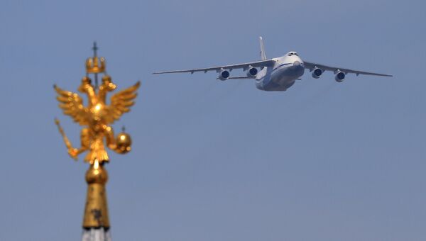 Тяжёлый дальний транспортный самолёт АН-124-100 Руслан во время военного парада в ознаменование 70-летия Победы в Великой Отечественной войне 1941-1945 годов Тяжёлый дальний транспортный самолёт АН-124-100 Руслан во время военного парада в ознаменование 70-летия Победы в Великой Отечественной войне 1941-1945 годов