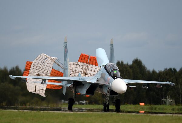 Многоцелевой истребитель Су-30СМ пилотажной группы Соколы России принимает участие в авиационном шоу на аэродроме в Кубинке на Международном военно-техническом форуме АРМИЯ-2016 Многоцелевой истребитель Су-30СМ пилотажной группы Соколы России принимает участие в авиационном шоу на аэродроме в Кубинке на Международном военно-техническом форуме АРМИЯ-2016